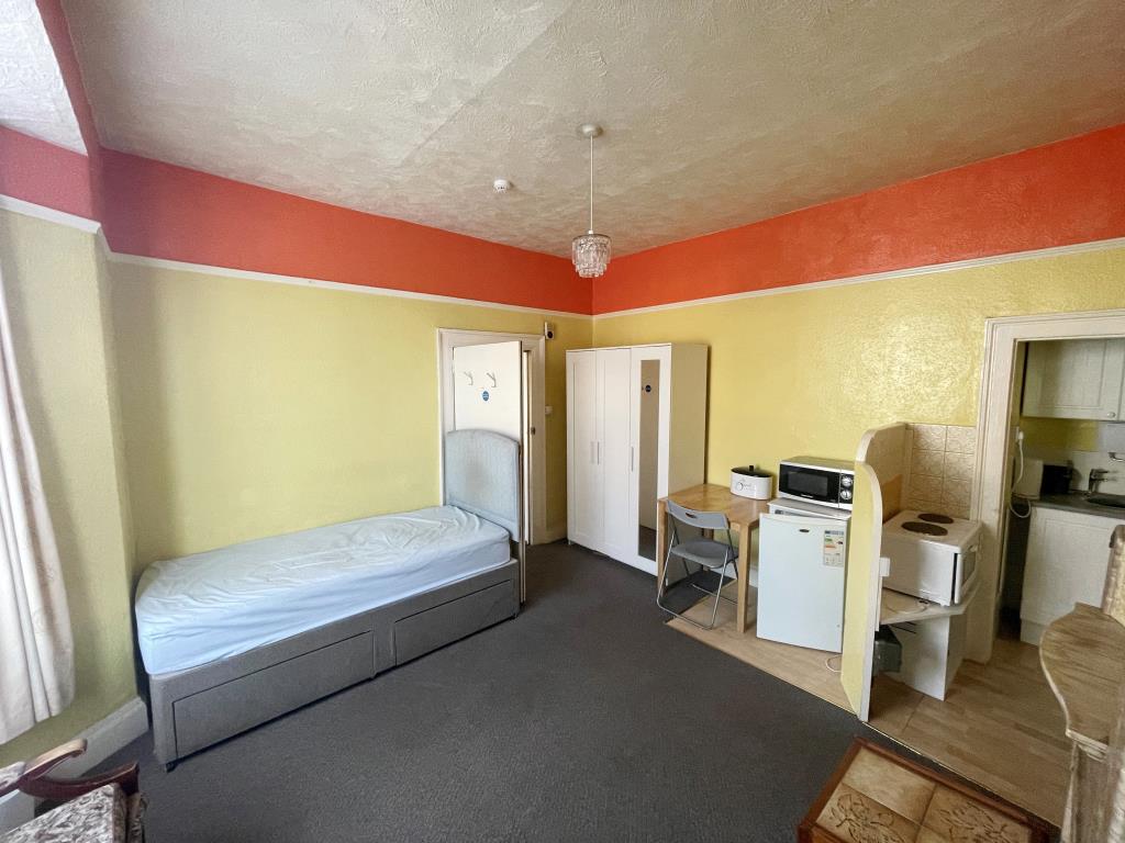 Lot: 94 - SEVEN-BEDROOM INVESTMENT OPPORTUNITY - Bedroom one with kitchenette